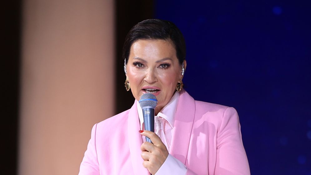 Nina Badrić u ružičastom odijelu na 90. Zlatnoj igli