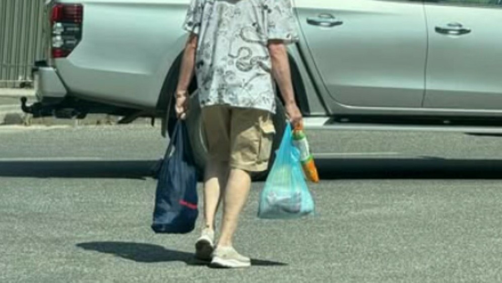 Starac kako se šeta Splitom s neobičnim pokrivalom za glavu