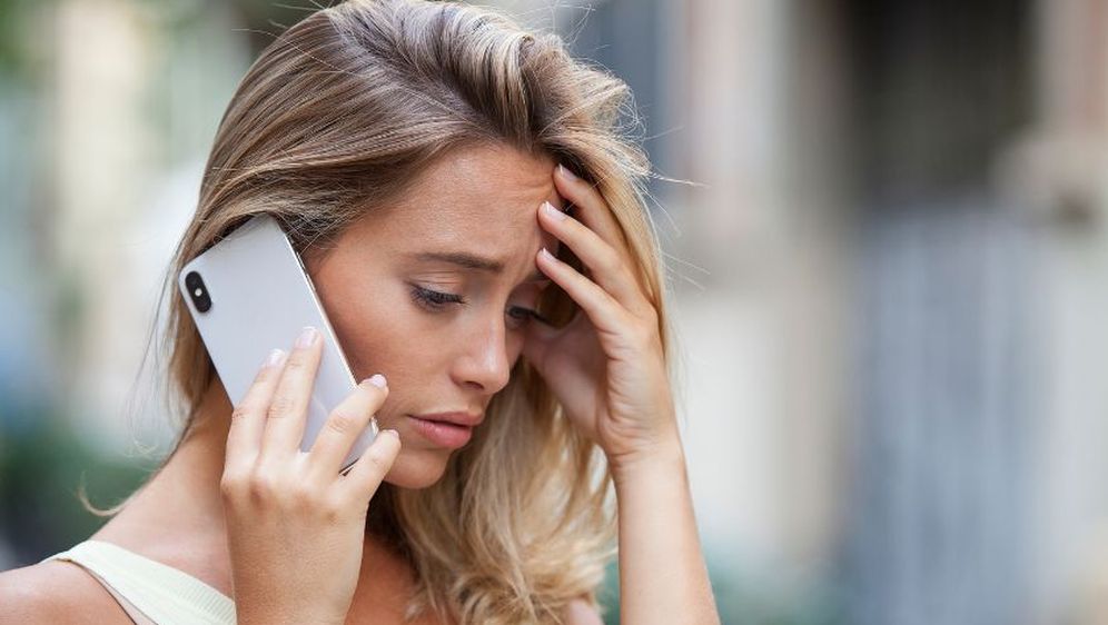 Tužna djevojka s mobitelom