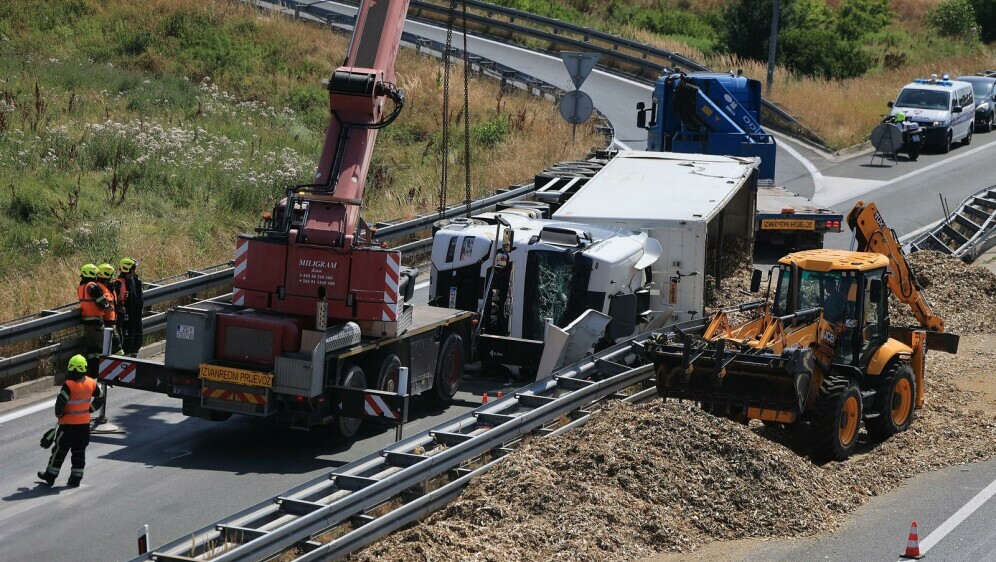 Kamion se prevrnuo na zagrebačkoj obilaznici, teret se rasuo po cesti - 1