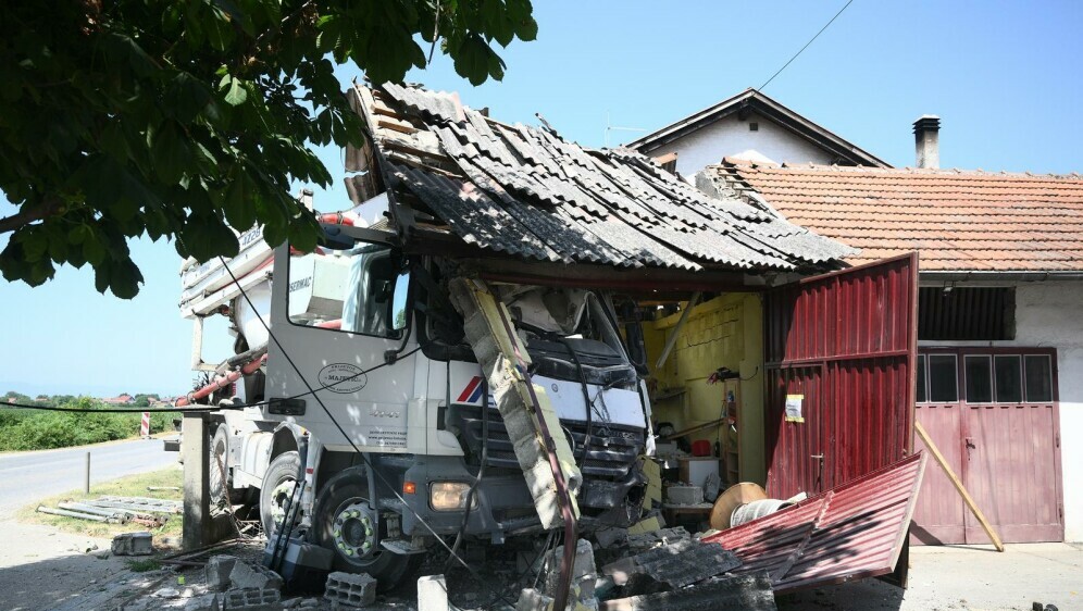 Kamion se zabio u kuću u Botincu - 3