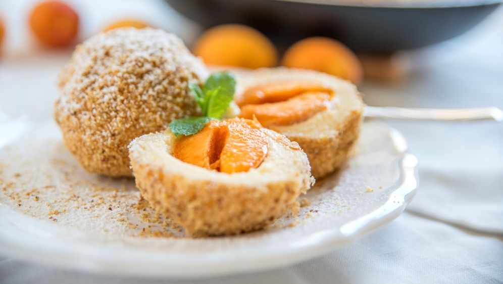 Knedle s marelicama i krušnim mrvicama