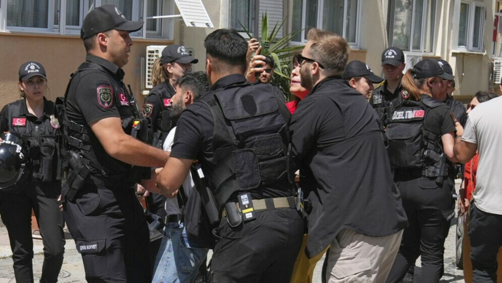Turska policija privodi ljude na zabranjenoj Povorci ponosa