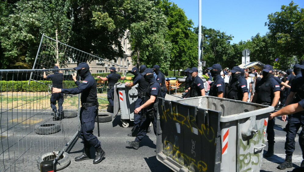 Policija razbija blokadu u Zemunu