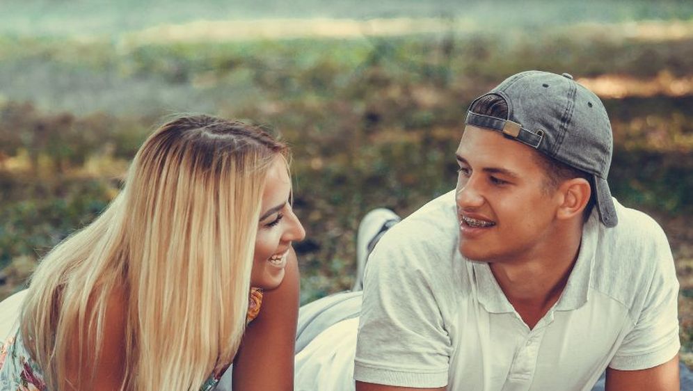 Zaljubljeni par na pikniku