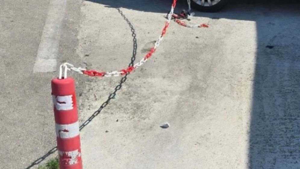 Stupić i lanac na parkingu u Dalmaciji
