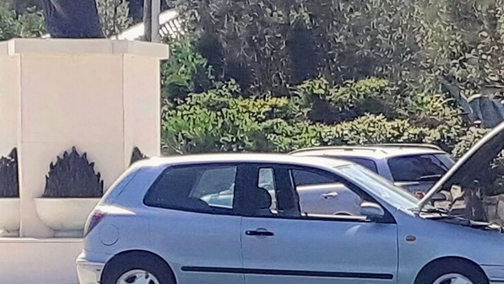 Auto pored mora