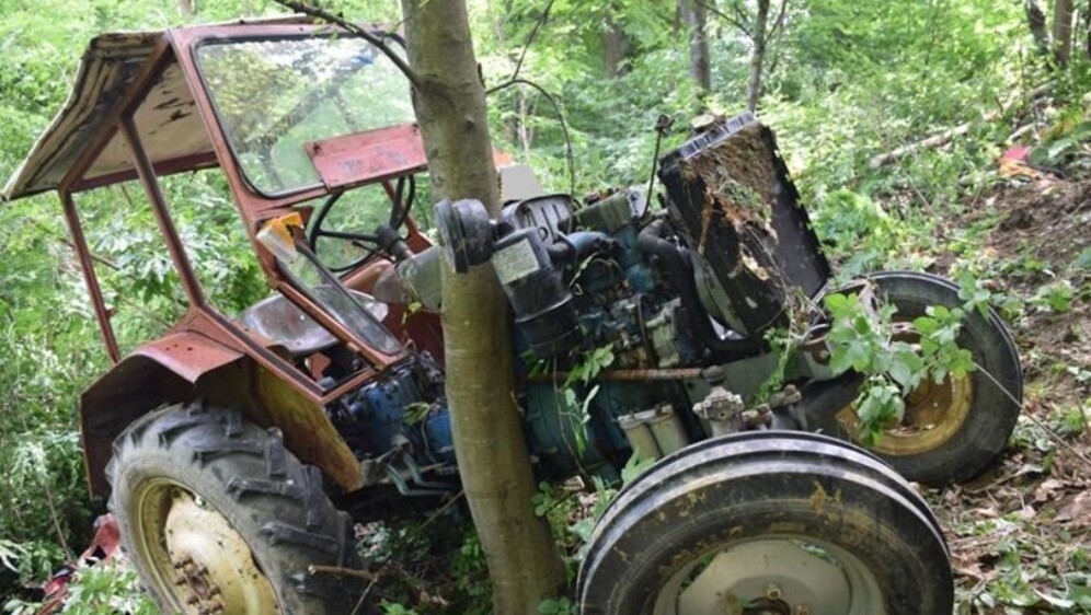 Traktor sletio u šumu - 1