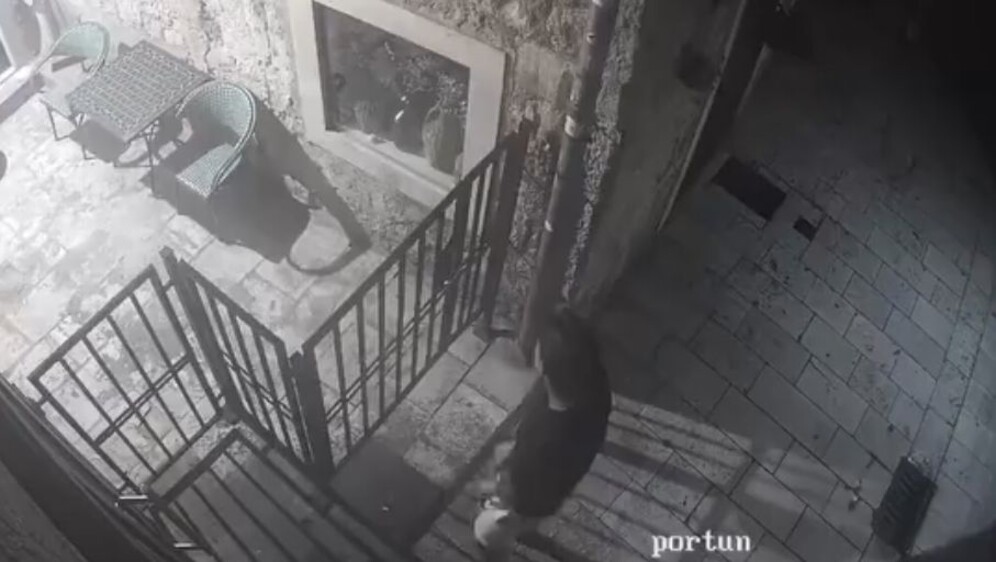 Mokrenje pred kućom