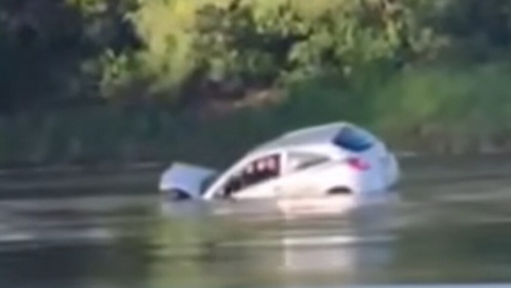 Auto u rijeci Dravi