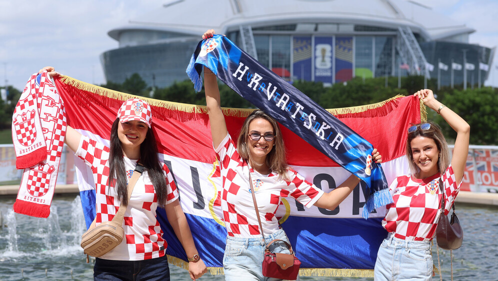Hrvatske navijačice ispred stadiona