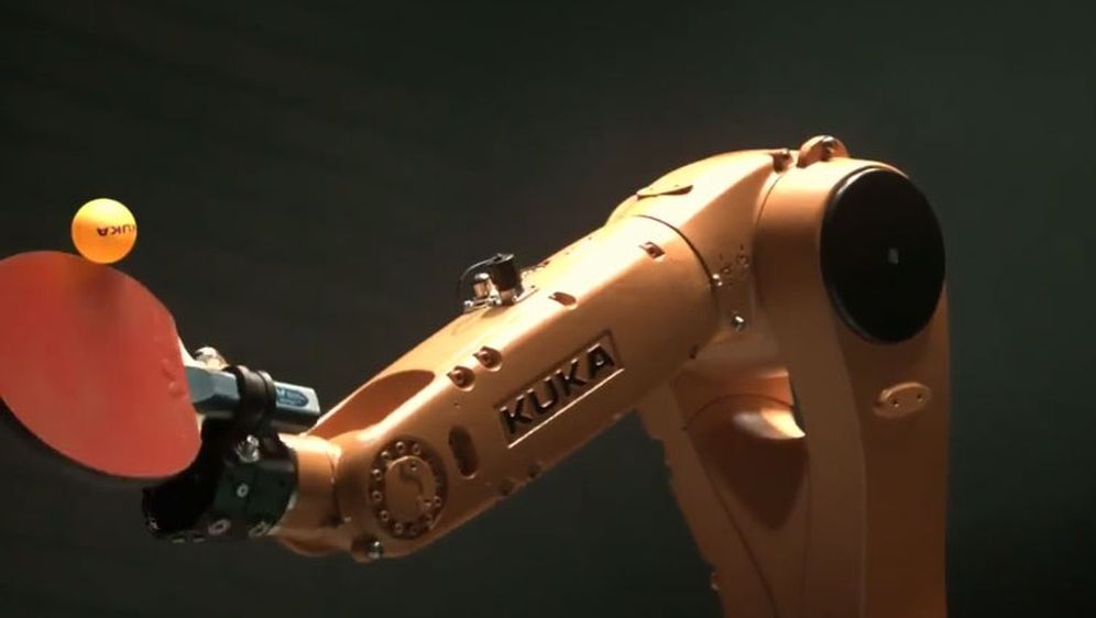 Održan stolnoteniski meč između robota KUKA-e i Timo Bolla