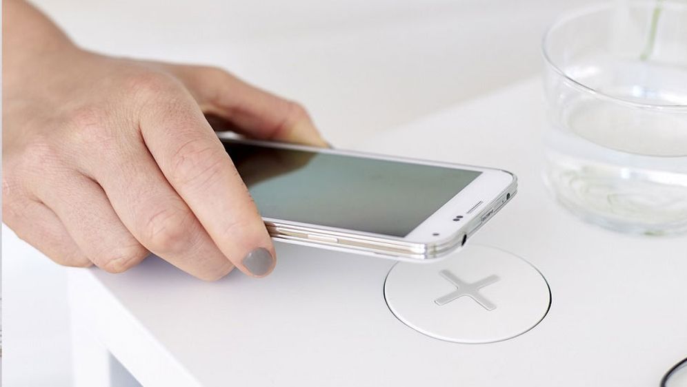 Od sada možete puniti vaše mobitele bežičnim putem zahvaljujući “pametnom namještaju” iz IKEA-e