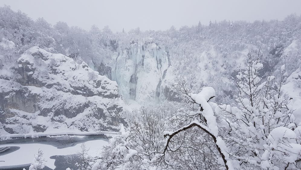 Smrznut veliki slap na Plitvicama (Foto: Robert Labrović)