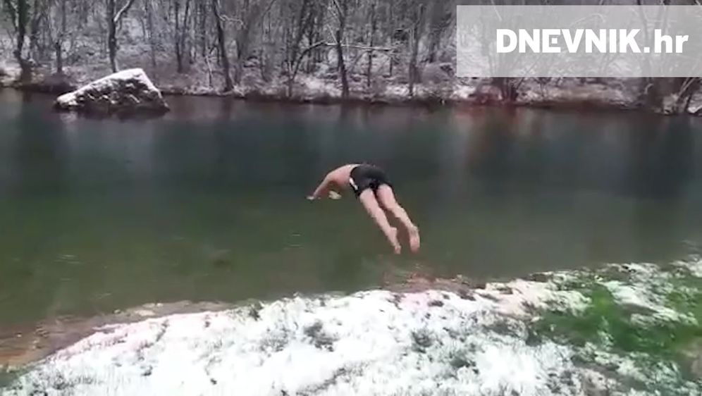 Kupanje u hladnoj Cetini (FOTO: printscreen/video čitatelja)