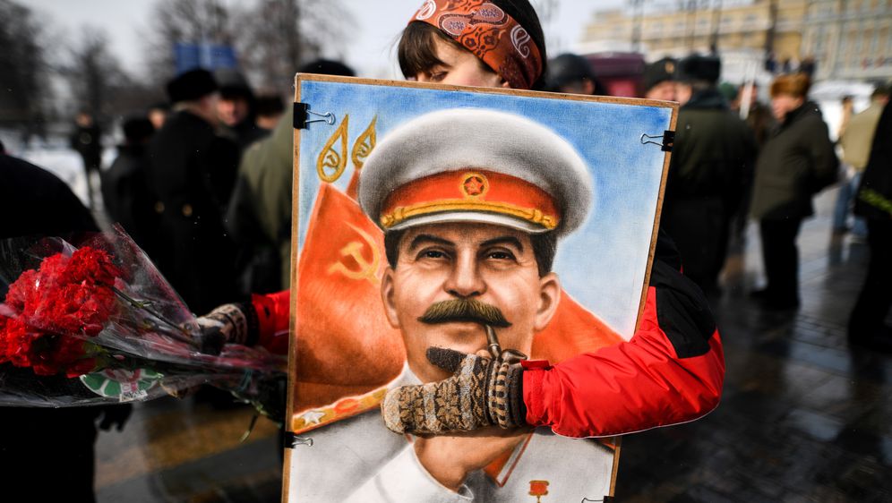 Komunisti sa slikom Staljina (Foto: AFP)