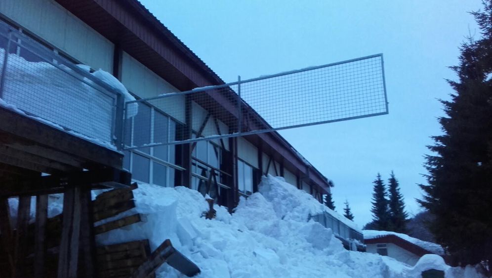 Pod težinom snijega urušila se terasa sprotske dvorane u Delnicama (Foto: Dnevnik.hr)