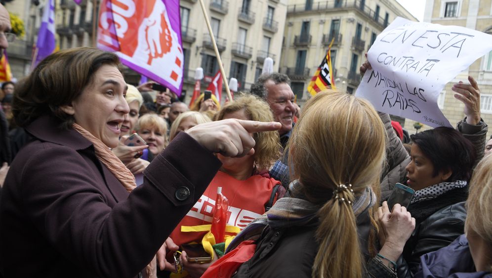 Gradonačelnica Barcelone Ada Colau razgovara s prosvjednicama (Foto: AFP)