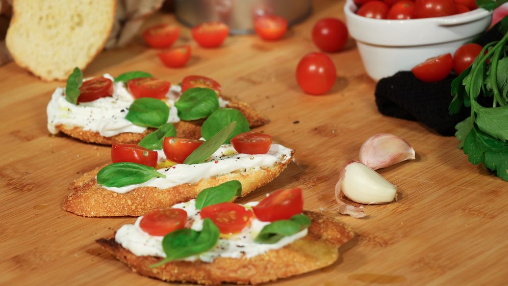 Bruskete s quarkom, cherry rajčicama i bosiljkom