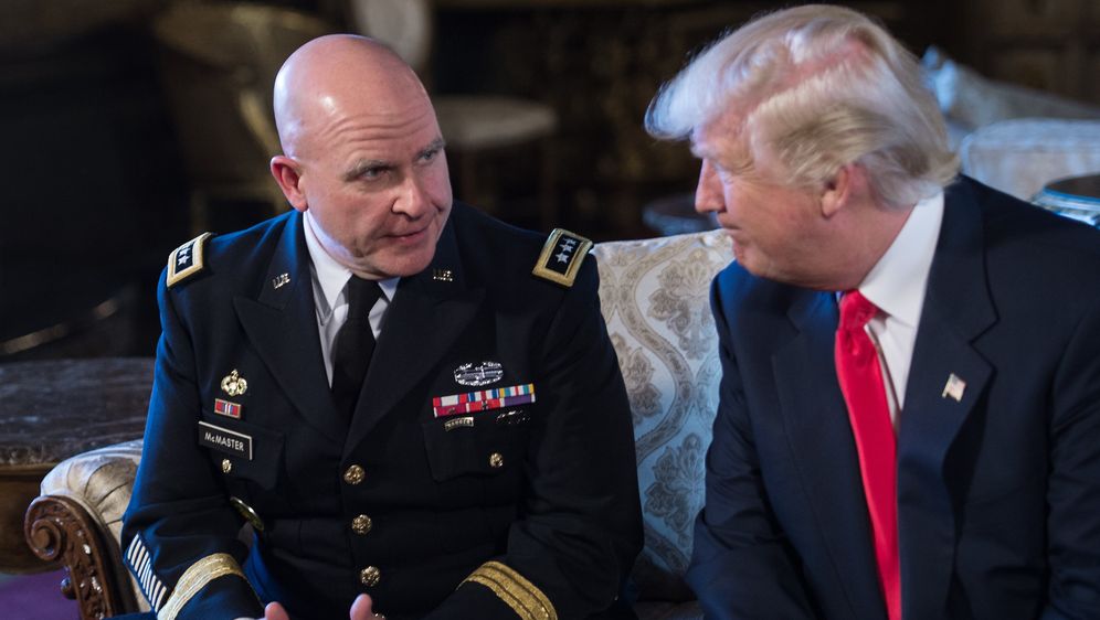 Donald Trump i savjetnik za nacionalnu sigurnost general H.R. McMaster (Foto: AFP)