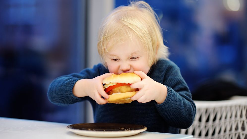 Dijete jede hamburger, ilustracija (Guliver/Thinkstock)