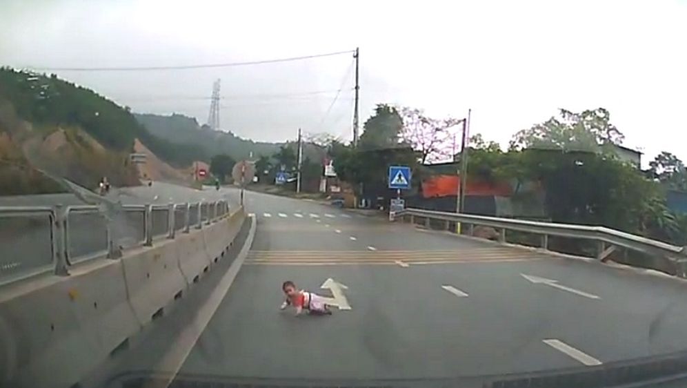 Vozač u posljednji tren primijetio bebu kako puže po autocesti (Screenshot YouTube)