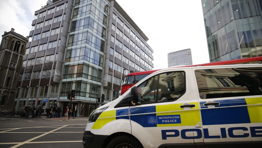 Policija ispred sjedišta Cambridge Analytice u Londonu (Foto: AFP)