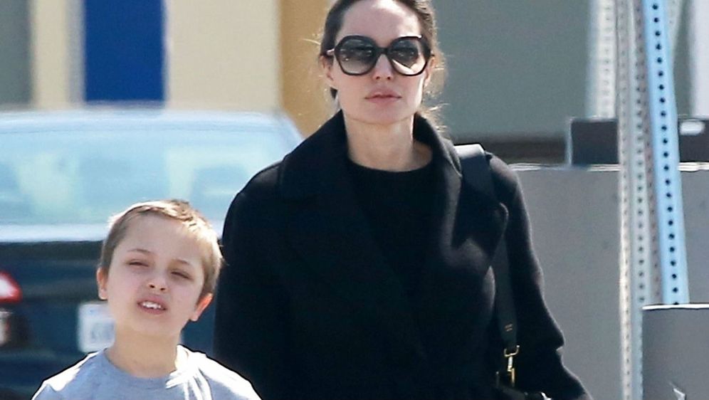 Angelina Jolie u kupovini sa sinom Knoxom