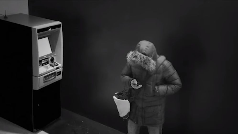 Kriminalac čeka isplatu na bankomatu (Foto: YouTube)