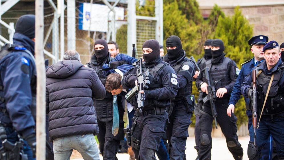 Privođenje Marka Đurića na Kosovu (Foto: AFP)