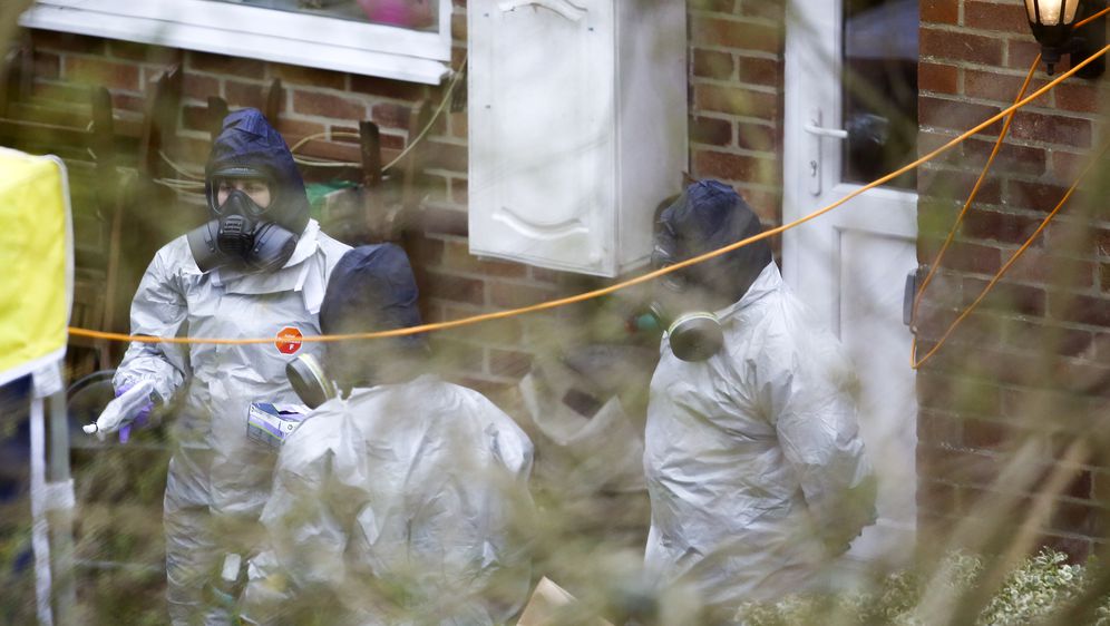 Britanski istražitelji kod Skripalove kuće (Foto: AFP)