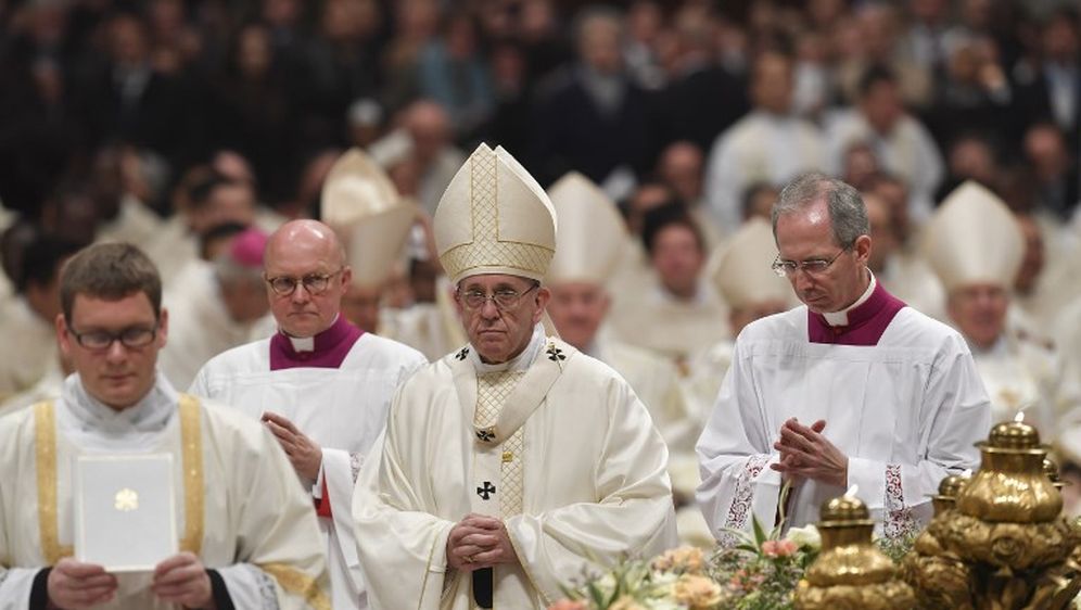 Papa Franjo predvodio vazmeno bdijenje (Foto: AFP)