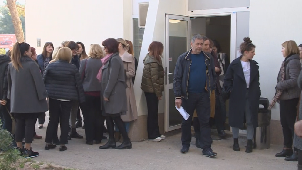 Zaposlenici u znak potpore ravnateljici izašli ispred zgrade zadarskog Centra za socijalnu skrb (Foto: Dnevnik.hr)