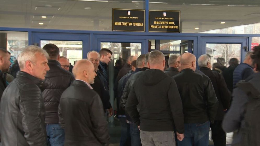 Prijevoznici ispred Ministarstva (Foto: Dnevnik.hr)