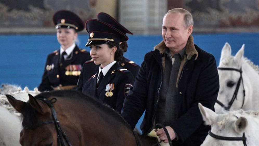 Ruski predsjednik Vladimir Putin jahao je s policajkama (Foto: AFP)
