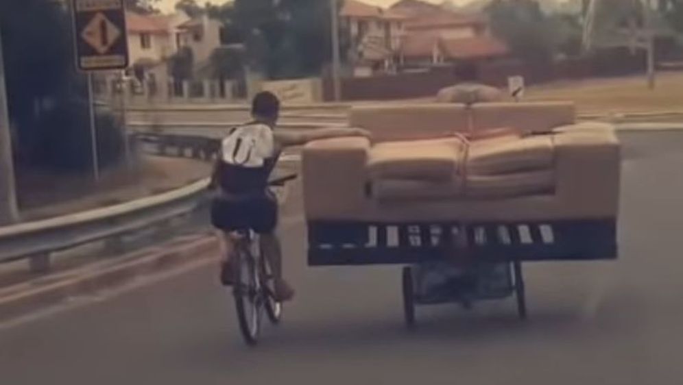 Kauč (Foto: Screenshot/YouTube)