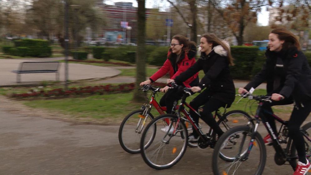 Srednjoškolke se voze biciklom u školu (Foto: Dnevnik.hr)