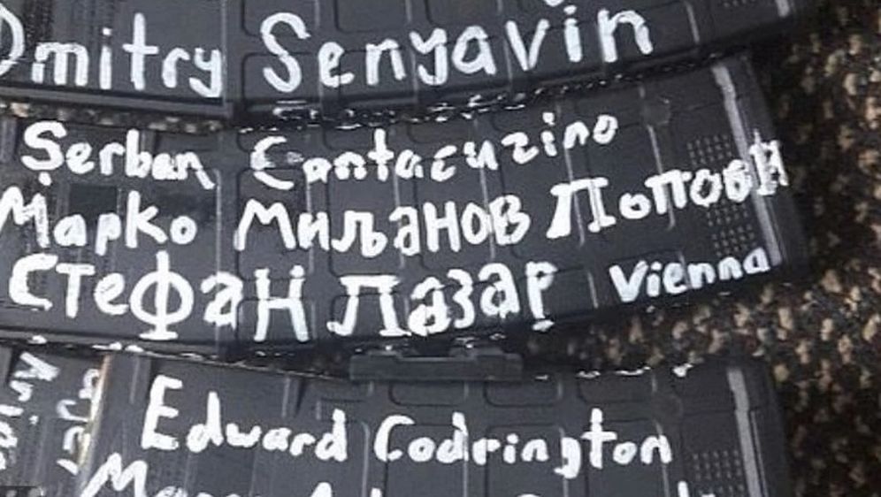 Imena na ćirilici ispisana su na napadačevu oružju (Foto: screenshot)