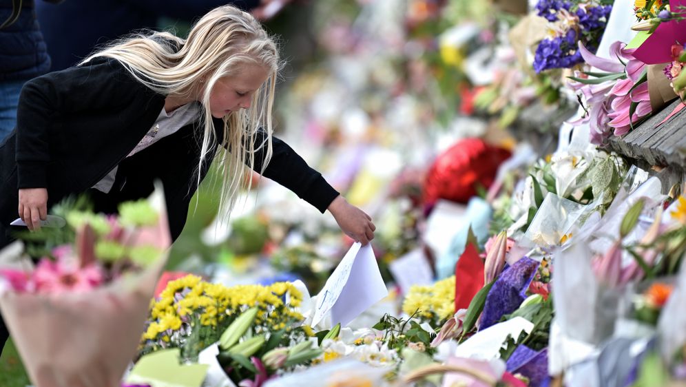 Ljudi polažu cvijeće u spomen žrtava (Foto: AFP)