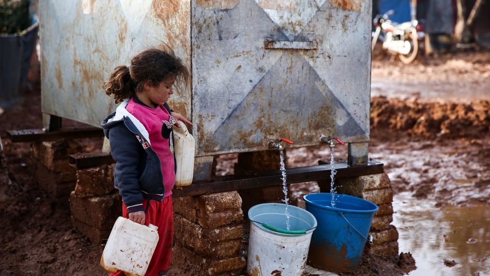 Djevojčica u Siriji puni kanistar vodom (Foto: AFP)