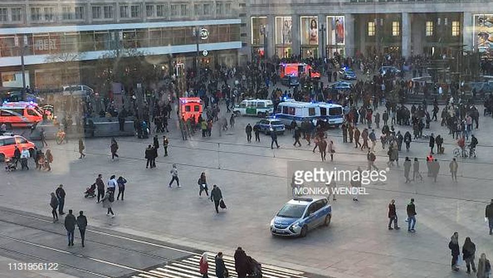 Policija sprječava tuču na Alexanderplatzu u centru Berlina (Foto: MONIKA WENDEL /Getty Images)