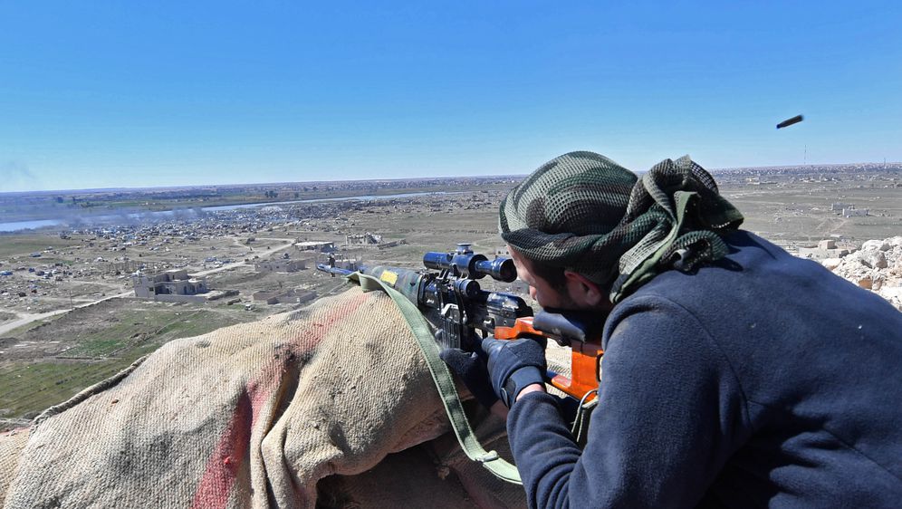 Snajperist SDF-a cilja mete ISIS-a (Foto: AFP)