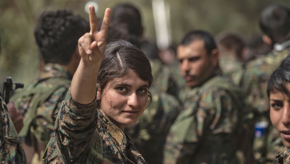 Vojnikinja SDF-a slavi eliminaciju zadnjeg uporišta ISIS-a (Foto: AFP)