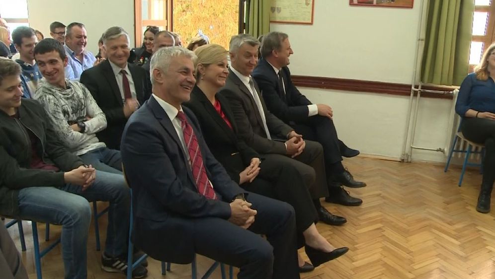 Predsjednica Kolinda Grabar - Kitarović se smiješi na pitanje učenice (Foto: Dnevnik.hr)
