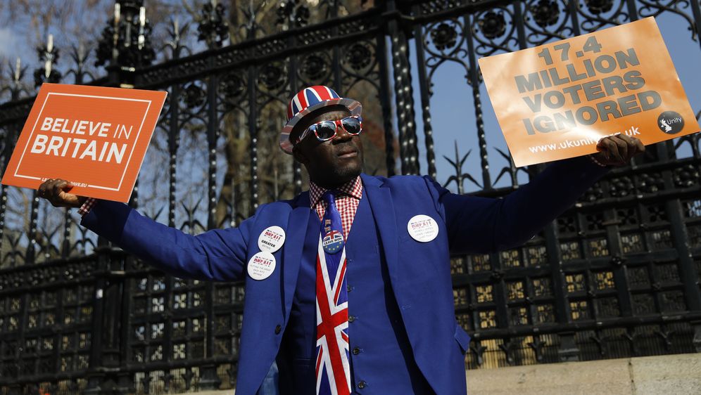 Prosvjednik pred britanskim parlamentom (Foto: AFP)