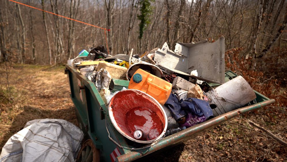 Kontejneri puni smeća bačenog u špilju u Gornjem Lugu pored Žute Lokve