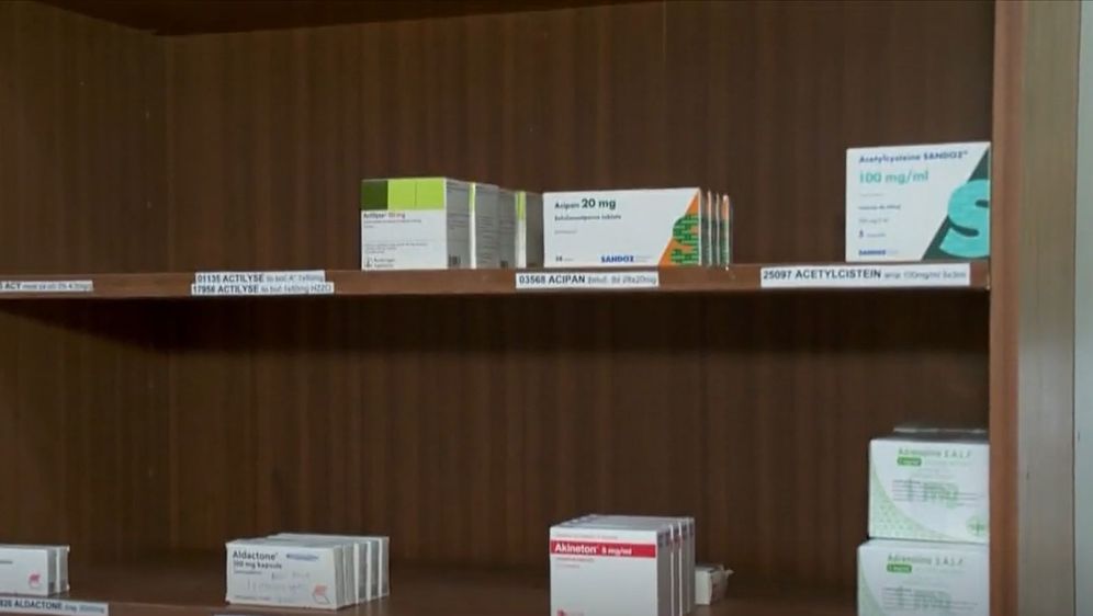 Police s lijekovima u ljekarni - 2