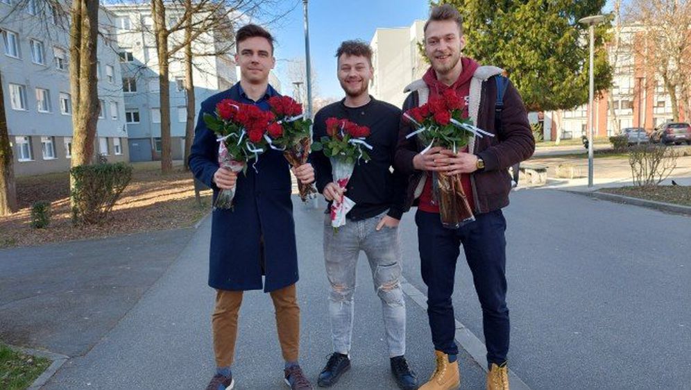 Tri studenta dijele ruže na Savi