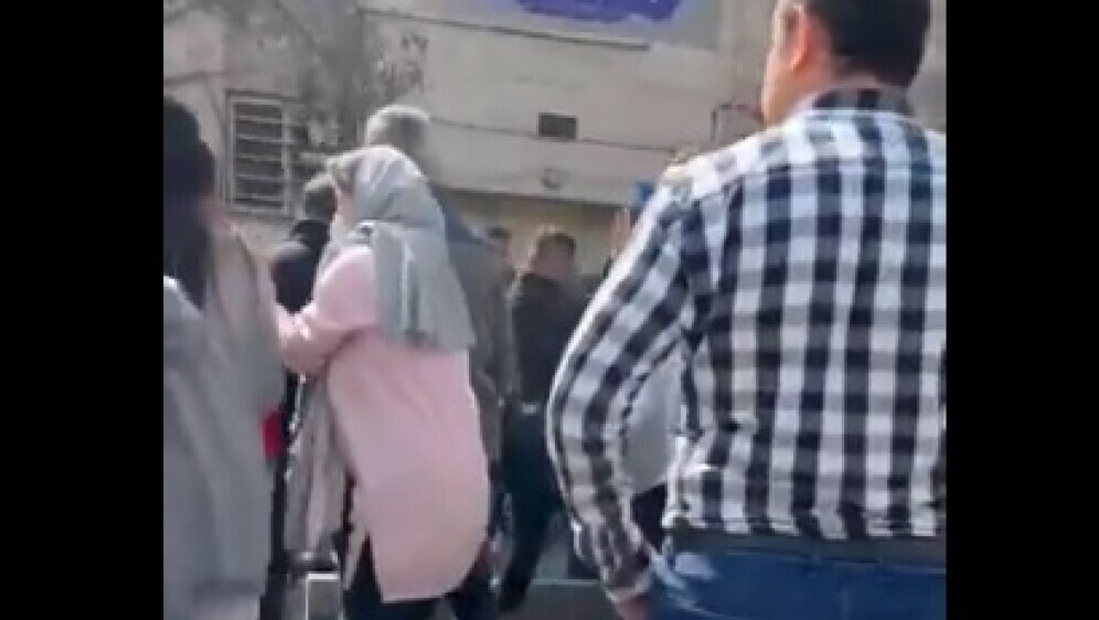Roditelji prosvjeduju u Iranu