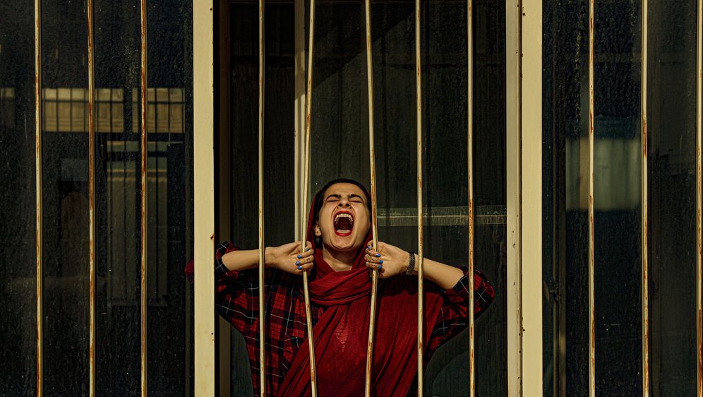 Žena vrišti u zatvoru